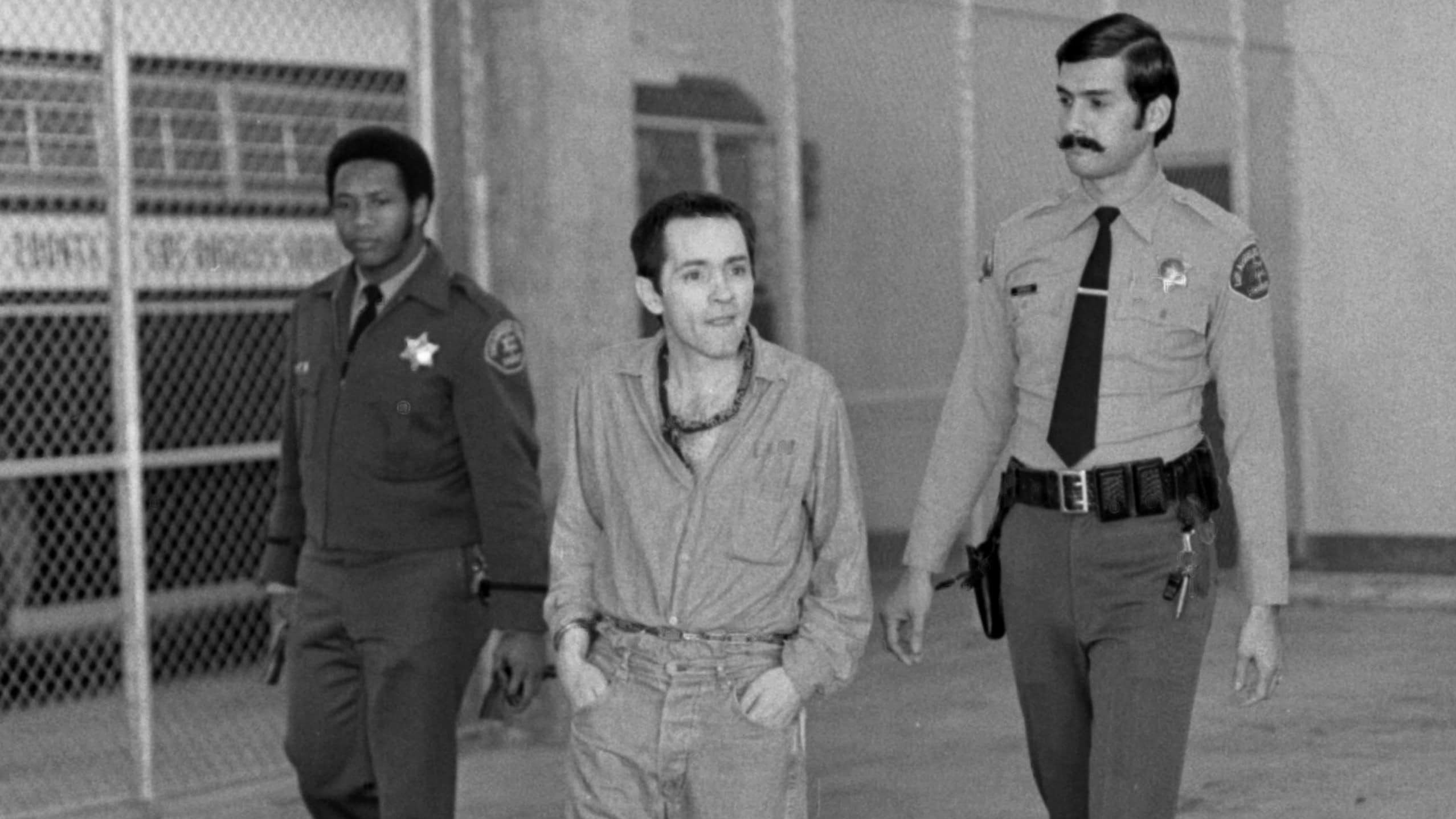 Charles Manson, escorted by two Los Angeles Sheriffs, 1973